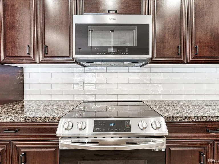 9885 Greensview Cir — Photo 17