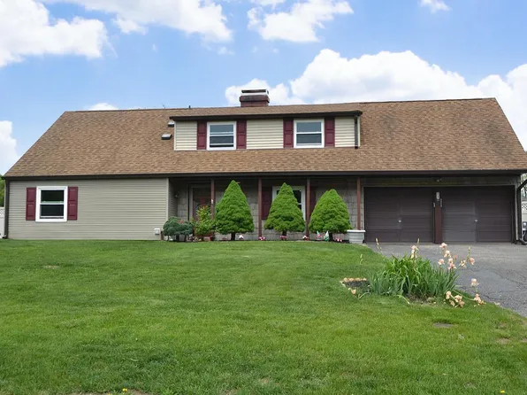 22 Honeysuckle Lane, Holtsville, NY 11742