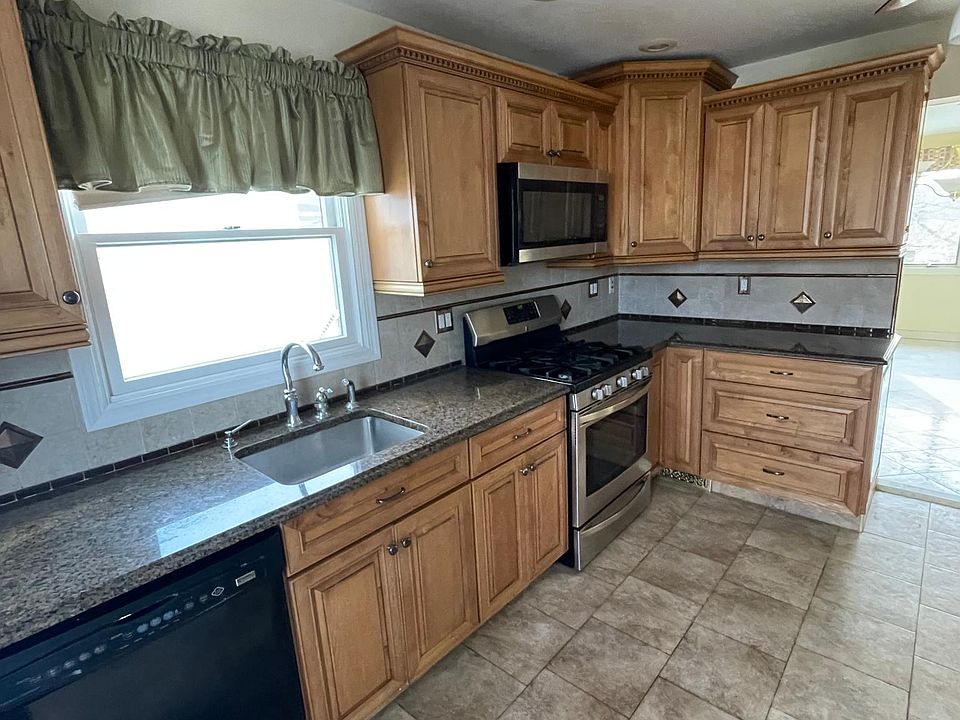 1st image of 28 Tudor St #2
