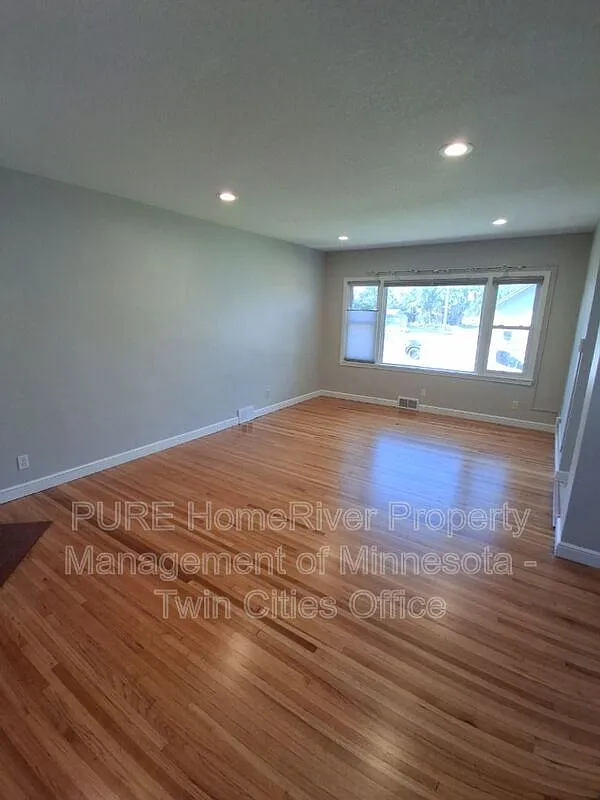 3 bed, 1.0 bath, 1100 sqft, $1,999 — Photo 2