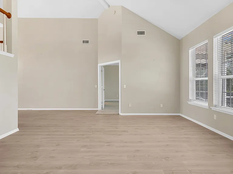 506 Lakeway Dr — Photo 11
