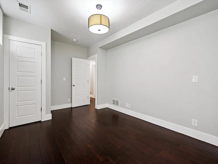 2222 E 21st Ave — Photo 16