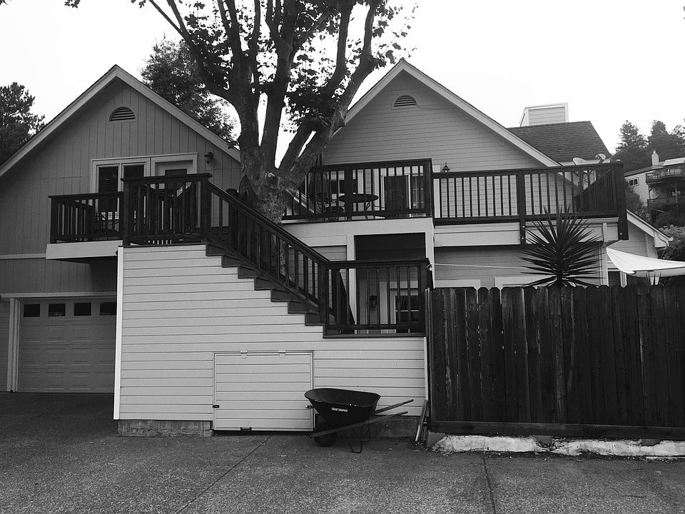 Semi-private outdoor staircase to entry