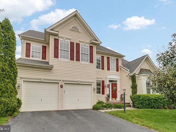Lovely 5BR, 3.5BT in sought-after Potomac Station