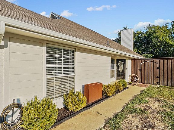 4th image of 909 Plantation Dr