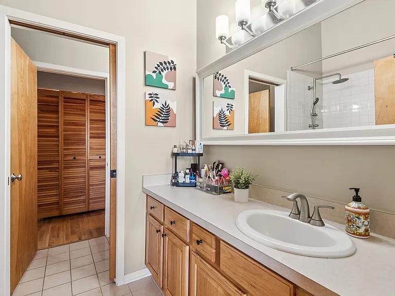 1740 N Maplewood Ave #210 — Photo 9