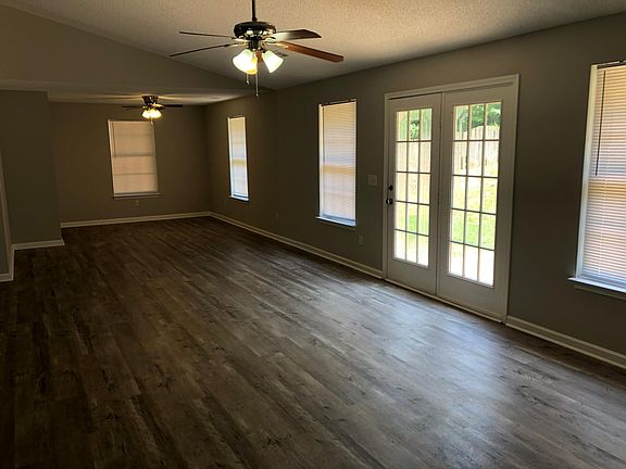 3rd image of 404 Lily Pond Ln