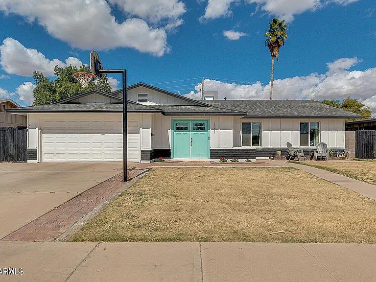 1424 E Broadmor Dr — Photo 1