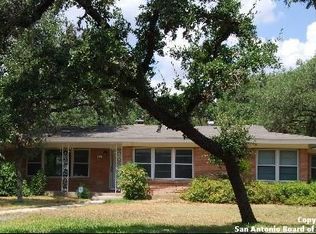 301 Fleetwood Dr, Hollywood Park, TX 78232