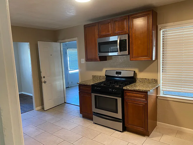 2405 Glengariff Dr — Photo 12