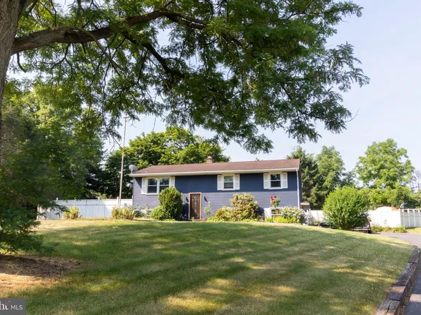 16 Pine Ave, Fredericksburg, PA 17026