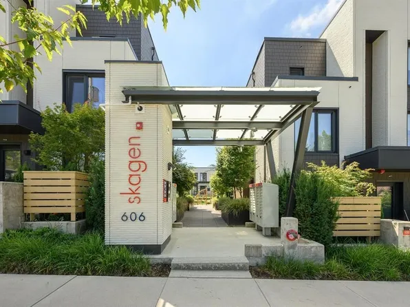 606 Foster Ave #202, Coquitlam, BC V3J 0L5