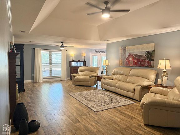2nd image of 624 Primrose Ln