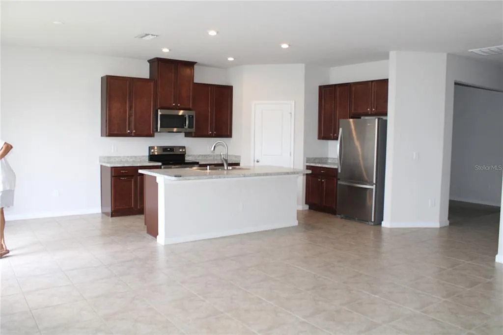 3 bed, 2.0 bath, 1850 sqft, $2,200 — Photo 2