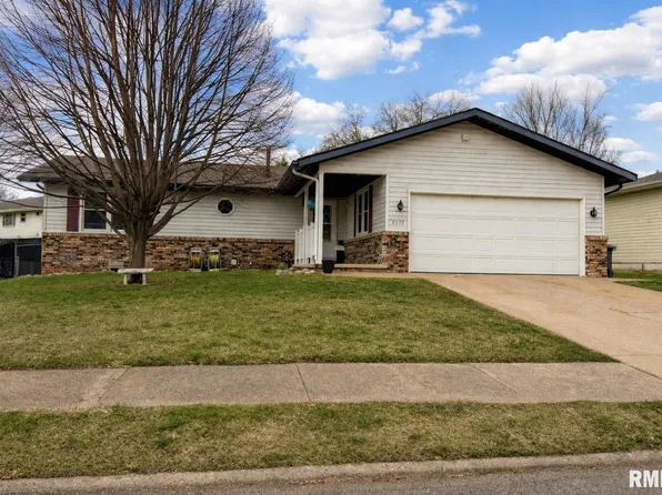 2233 Autumn Dr, Pekin, IL 61554