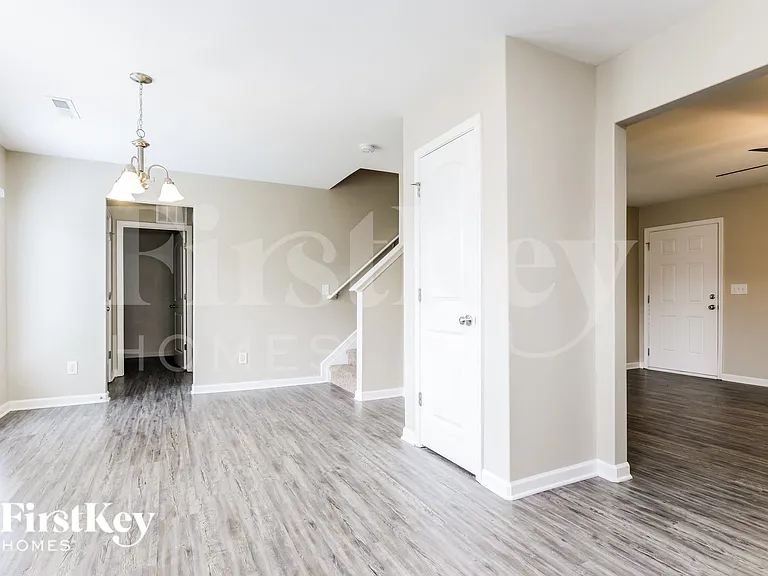 910 Park Rd — Photo 6