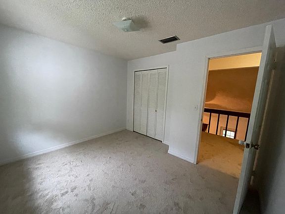 5th image of 635 W Oak Terrace Dr