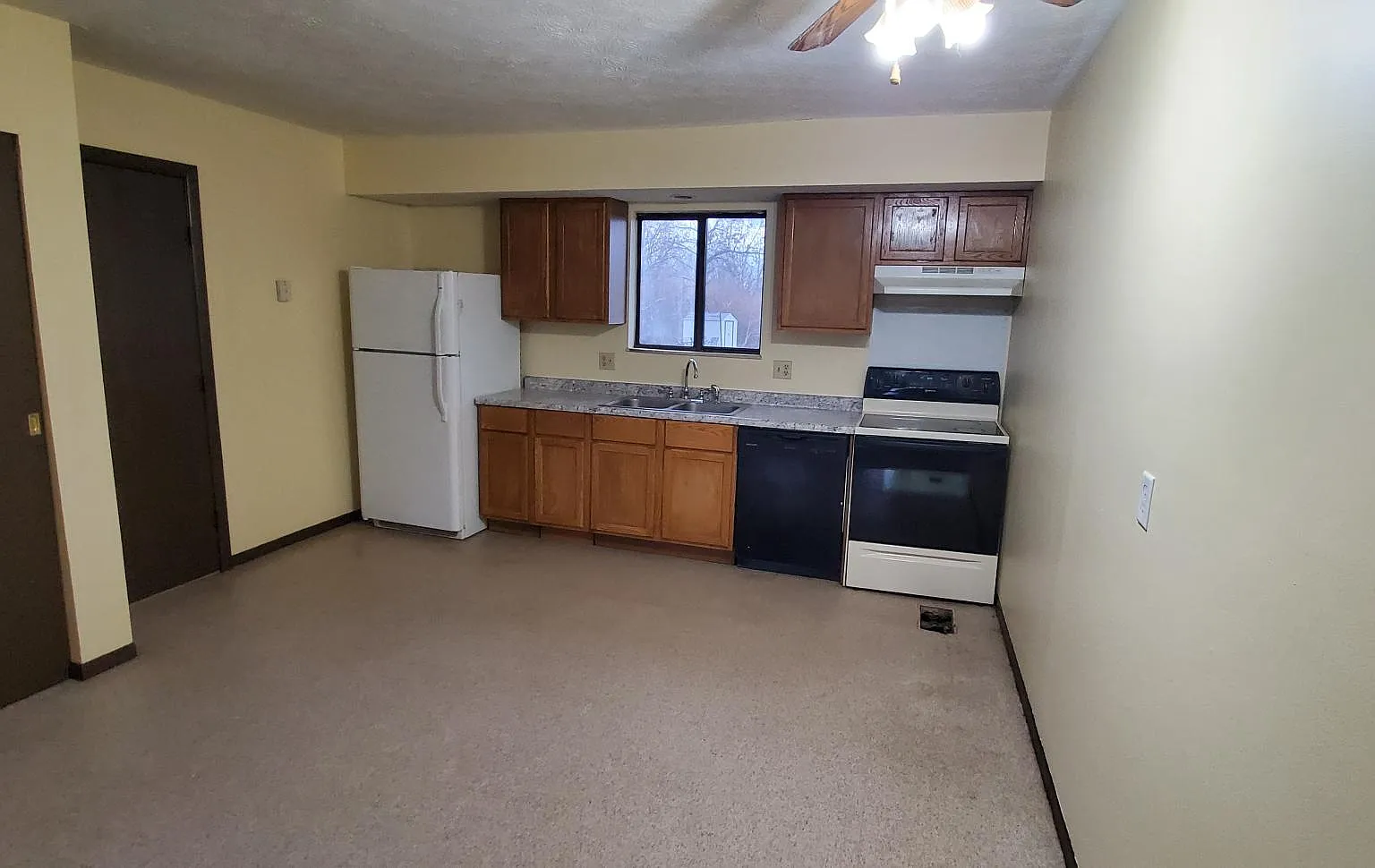 2 bed, 930 sqft, $1,300 — Photo 3