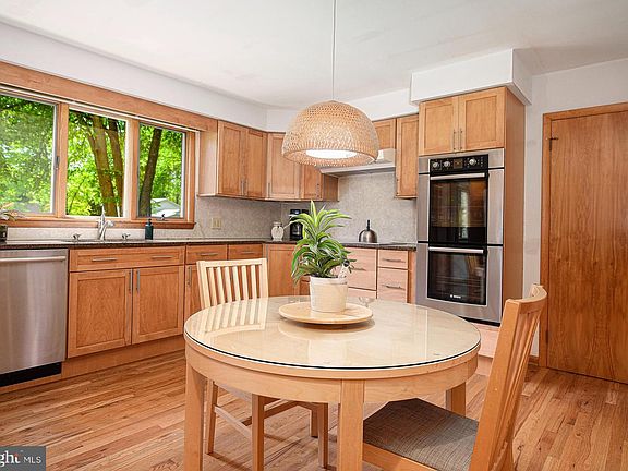 4th image of 38 Maple Ln