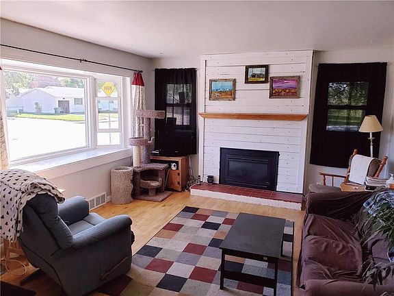 4th image of 2043 Lewis Ave