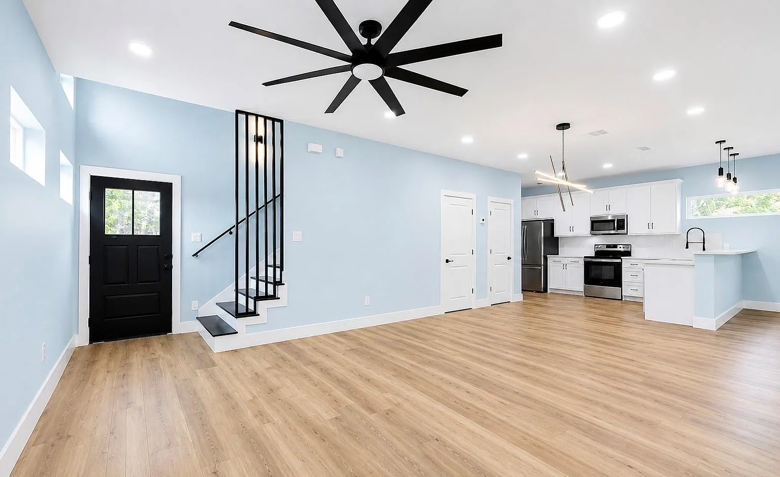 3 bed, 3.5 bath, 1981 sqft, $2,400 — Photo 4