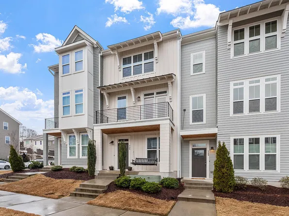 735 Peakland Pl, Raleigh, NC 27604