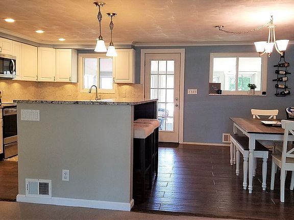 4th image of 415 Hillcrest Dr