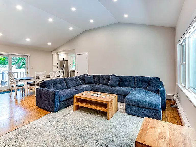 33 Richardson Ave — Photo 5