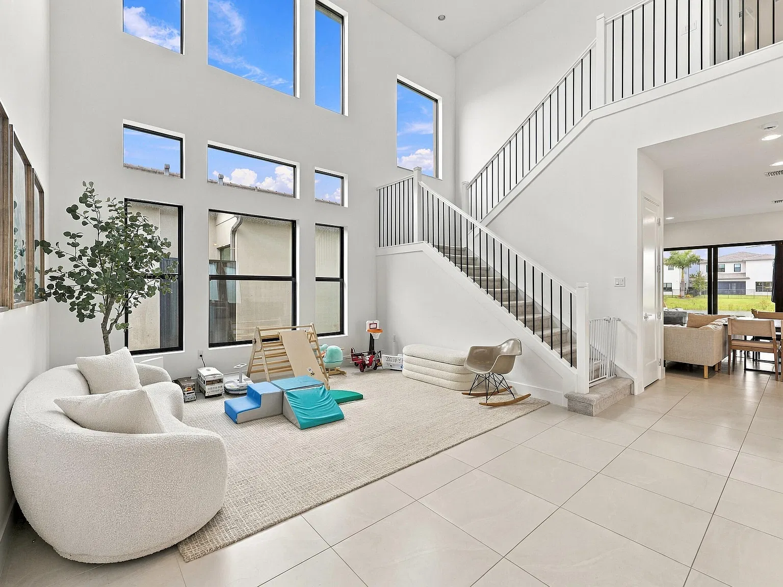5 bed, 7.0 bath, 4605 sqft, $12,000 — Photo 4