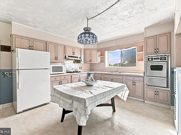 2nd image of 219 Irving St