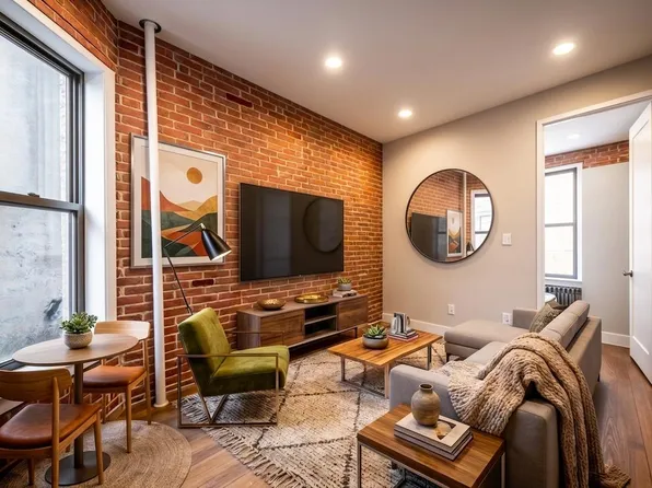 208 W 20th St #1F, New York, NY 10011
