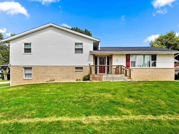 724 N Elm St, Hopedale, IL 61747