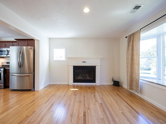 5th image of 11 Willow Brook Ln