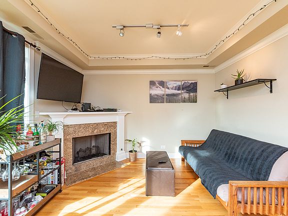 3rd image of 923 N Ashland Ave APT 2