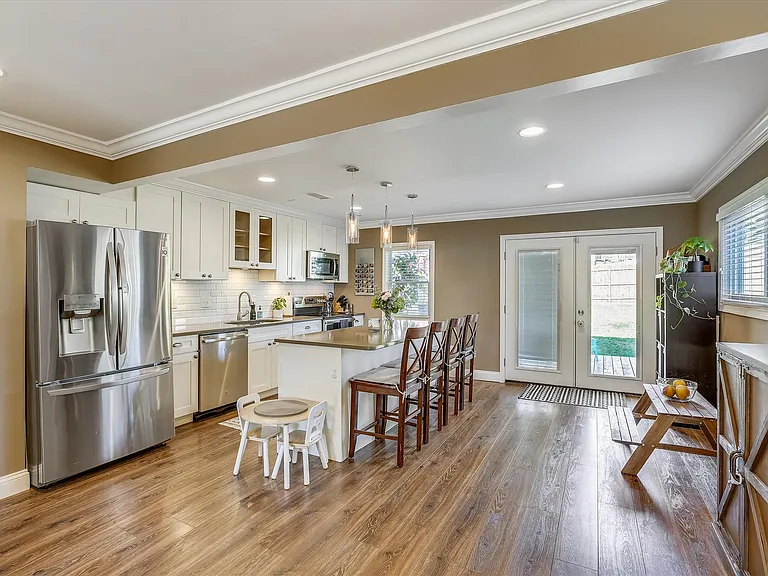 13810 Parkland Dr — Photo 6