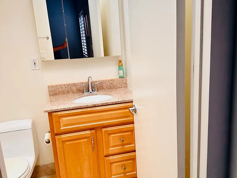 4900 Whitsett Ave #7 — Photo 17