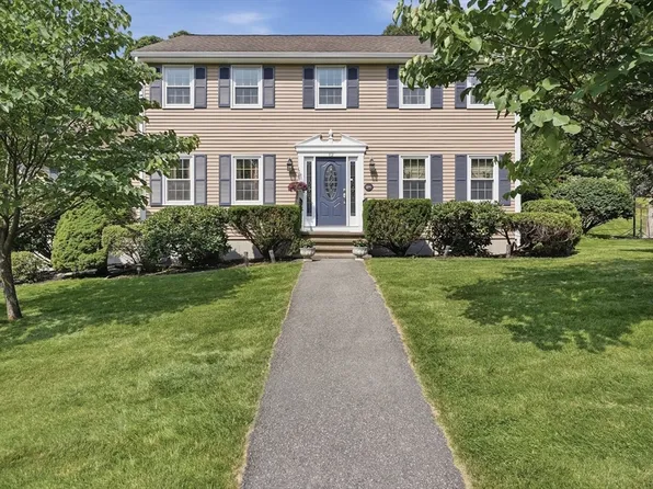 12 Heritage Dr, Woburn, MA 01801