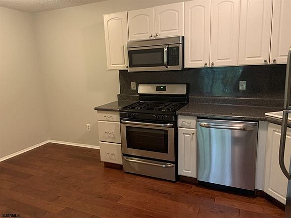 3rd image of 99 Sussex Pl #1305