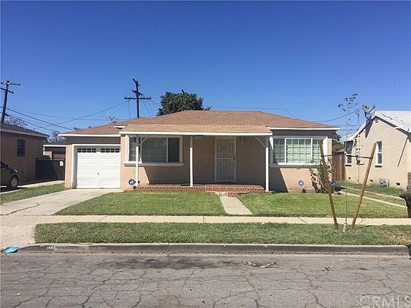 Front of house with very clean manicured lawn. Great curb appeal