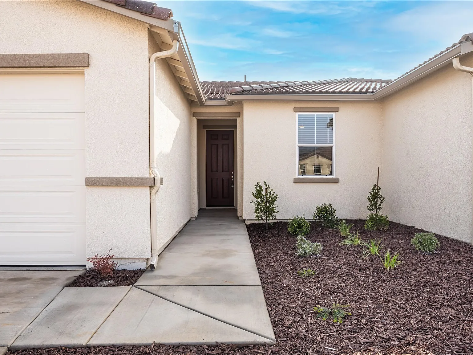 5 bed, 2200 sqft, $2,900 — Photo 2