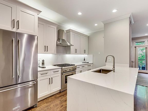 4th image of 639 W Melrose St