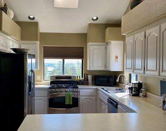 Kitchen w/bar area