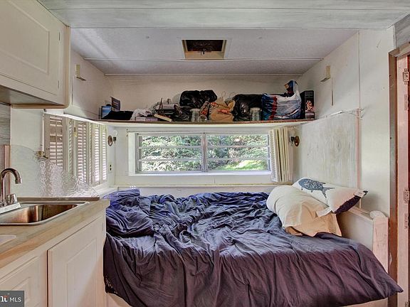 8th image of 89 Oak Ln