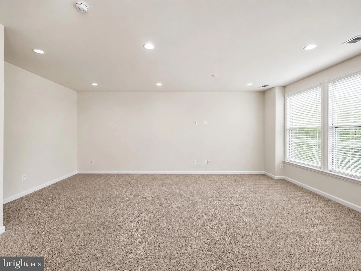 3 bed, 3.5 bath, 2620 sqft, $3,650 — Photo 2