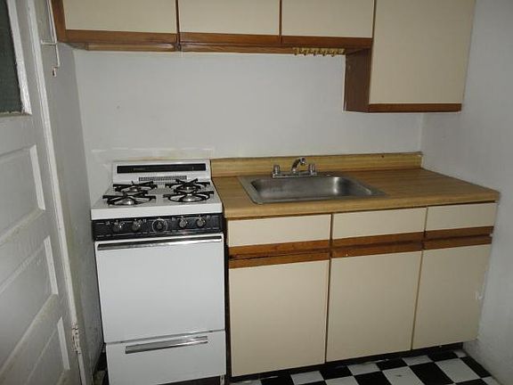 3rd image of 516 W Cornelia Ave #6H