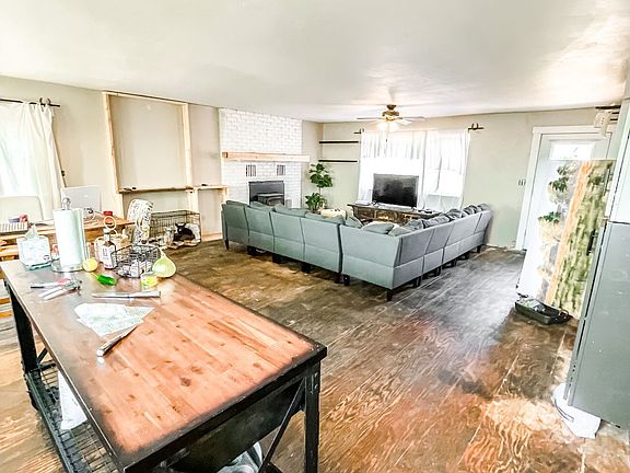 4th image of 994 W Chamberlain Dr