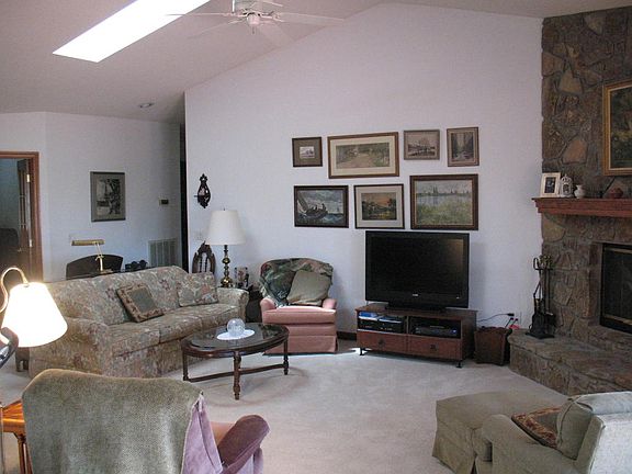 4th image of 472 Snead Dr