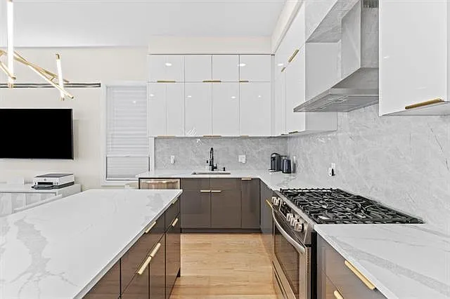 93 Pearsall Ave