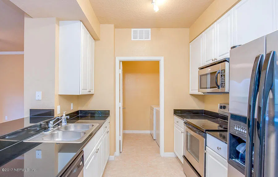 2 bed, 2.0 bath, 927 sqft, $1,295 — Photo 2