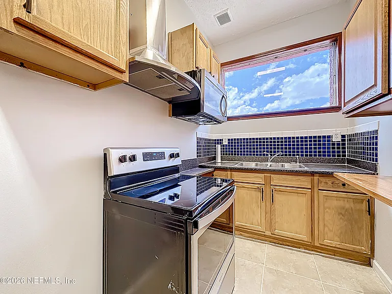 138 E Duval St — Photo 24